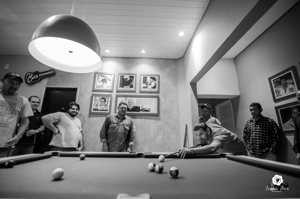 Wedding Day, Rosana e Jimmy, noivo com padrinhos jogando snooker em Dourados - MS, Sinhá Flor Fotografia