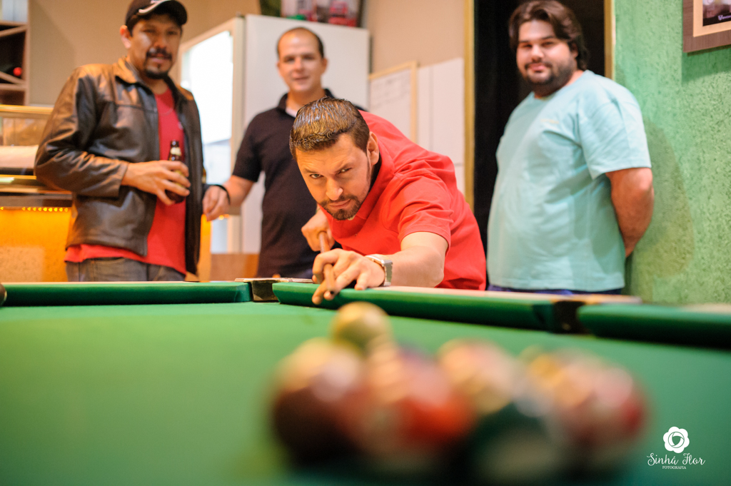 Wedding Day, Rosana e Jimmy, noivo preparado para jogada de snooker em Dourados - MS, Sinhá Flor Fotografia