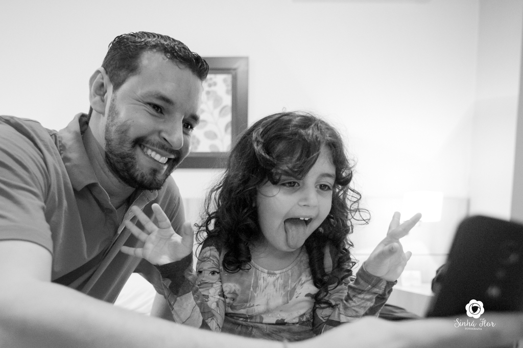 Wedding Day, Rosana e Jimmy, noivo tirando selfie no hotel Gales em Dourados - MS, Sinhá Flor Fotografia