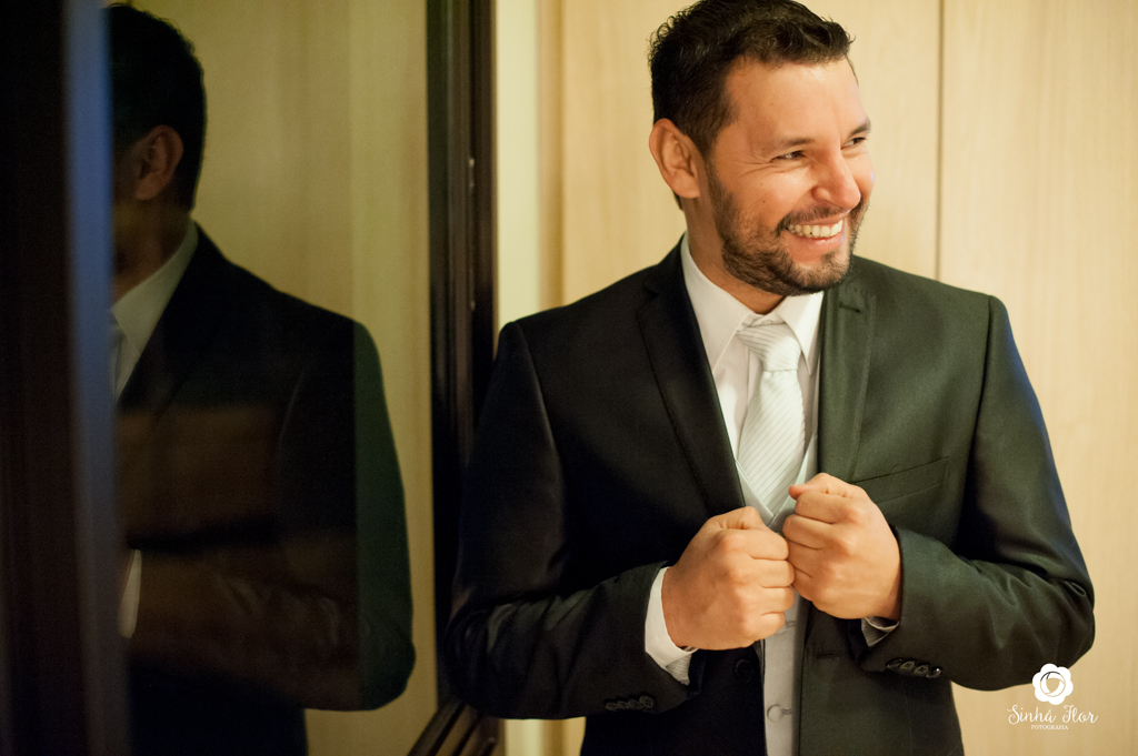 Wedding Day, Rosana e Jimmy, noivo em seu making-of pronto para a cerimônia no hotel Gales em Dourados - MS, Sinhá Flor Fotografia