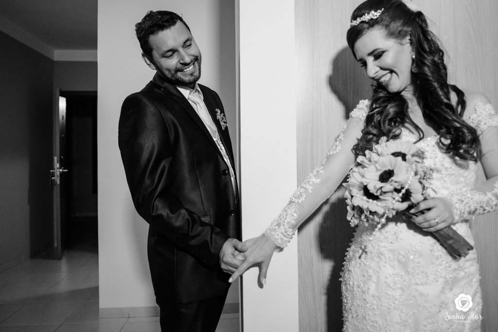 Wedding Day, Rosana e Jimmy, noivo tentando olhar a noiva pronta no hotel Gales em Dourados - MS, Sinhá Flor Fotografia