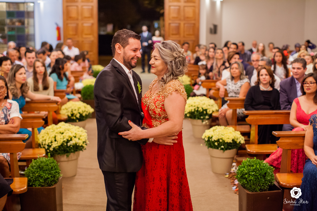 Wedding Day, Rosana e Jimmy, encontro emocionado do noivo com sua mãe na igreja São Francisco em Dourados - MS, Sinhá Flor Fotografia
