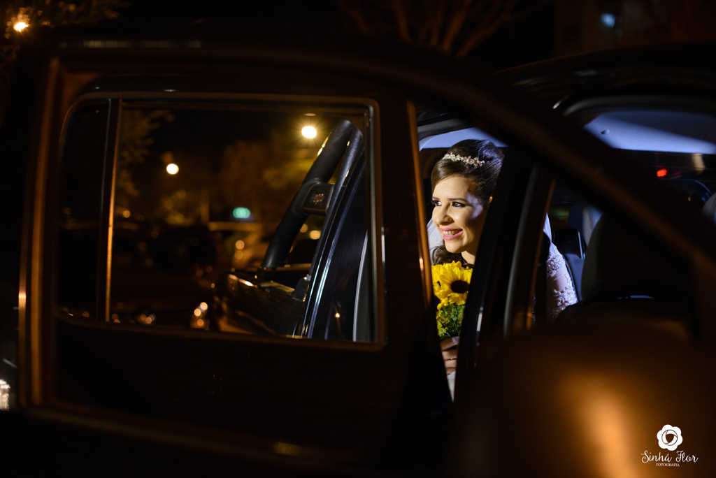 Wedding Day, Rosana e Jimmy, retrato da noiva saindo do carro na igreja São Francisco em Dourados - MS, Sinhá Flor Fotografia