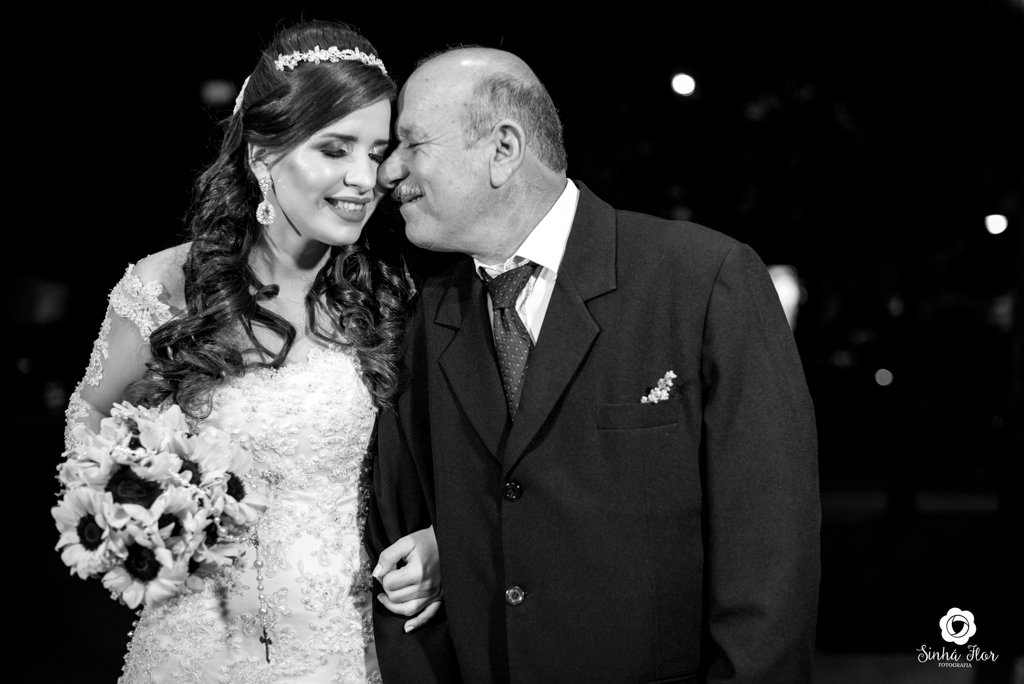 Wedding Day, Rosana e Jimmy, carinho do pai com a noiva em frente a igreja São Francisco em Dourados - MS, Sinhá Flor Fotografia