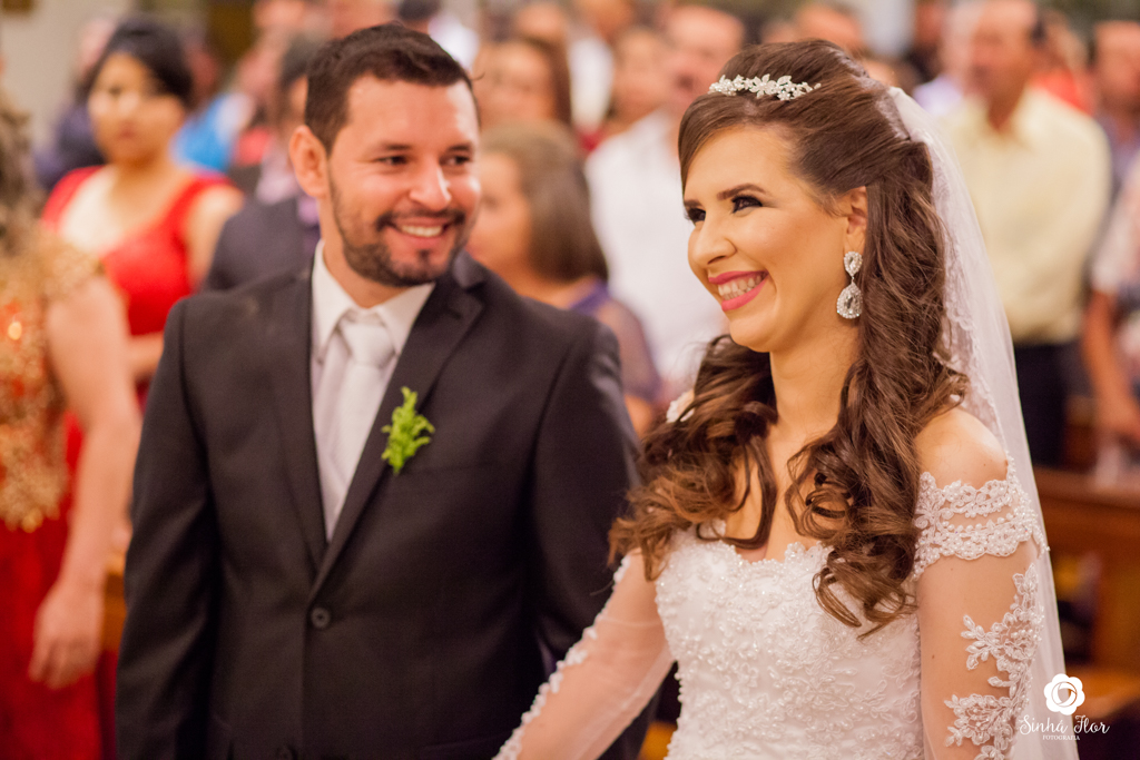 Wedding Day, Rosana e Jimmy, noivos sorrindo na cerimônia na igreja São Francisco em Dourados - MS, Sinhá Flor Fotografia