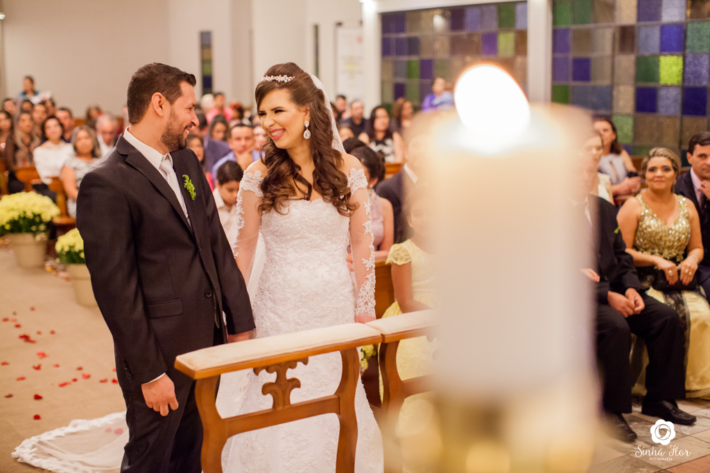 Wedding Day, Rosana e Jimmy, olhar dos noivos com a vela ao lado na igreja São Francisco em Dourados - MS, Sinhá Flor Fotografia