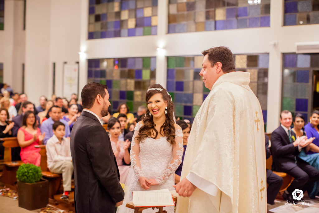 Wedding Day, Rosana e Jimmy, juramento da noiva sorrindo na igreja São Francisco em Dourados - MS, Sinhá Flor Fotografia