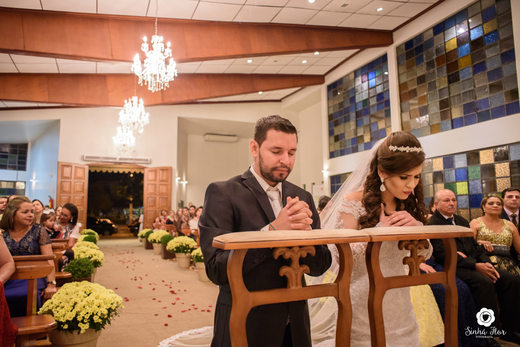 Wedding Day, Rosana e Jimmy, noivos após a comunhão fazendo oração na igreja São Francisco em Dourados - MS, Sinhá Flor Fotografia