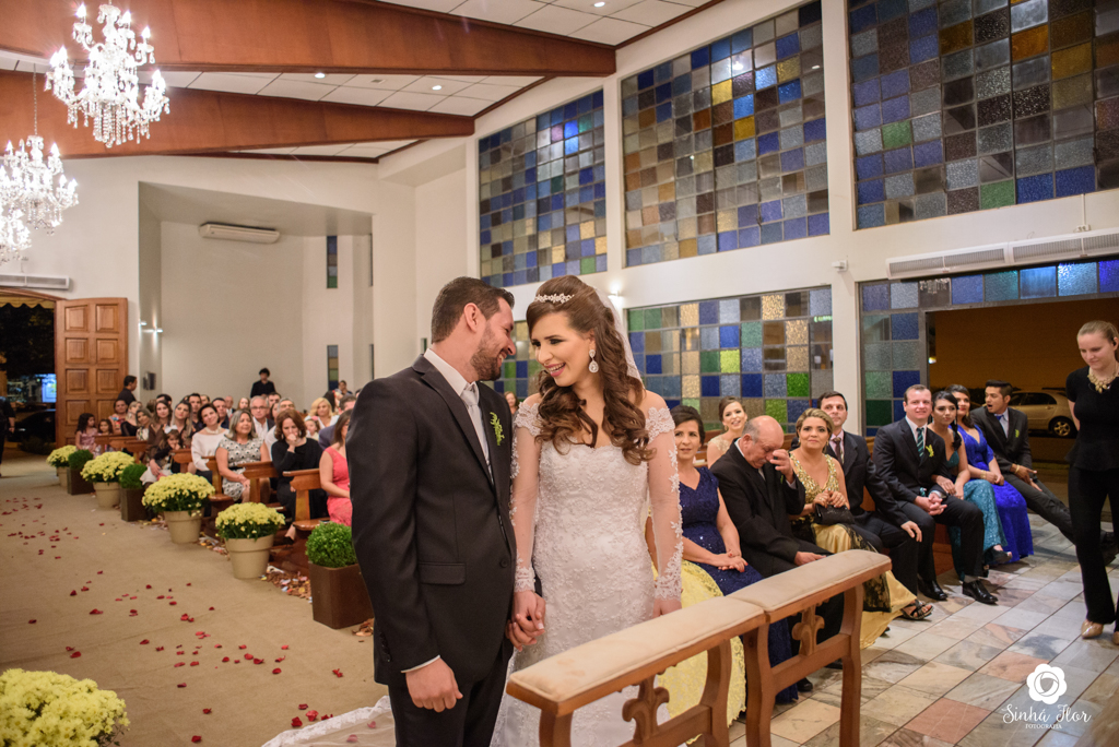 Wedding Day, Rosana e Jimmy, noivos trocando olhares e sorrindo na igreja São Francisco em Dourados - MS, Sinhá Flor Fotografia