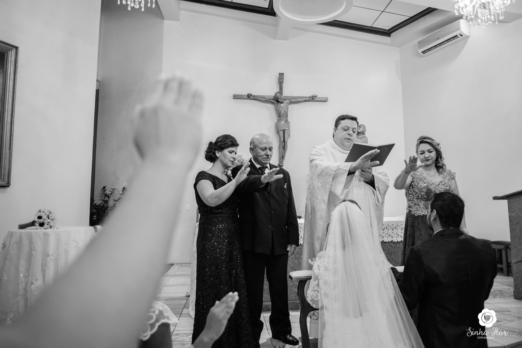 Wedding Day, Rosana e Jimmy, benção dos noivos com os pais na igreja São Francisco em Dourados - MS, Sinhá Flor Fotografia