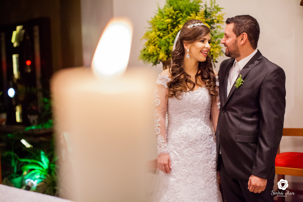 Wedding Day, Rosana e Jimmy, noivos trocando olhares com a vela ao lado na igreja São Francisco em Dourados - MS, Sinhá Flor Fotografia