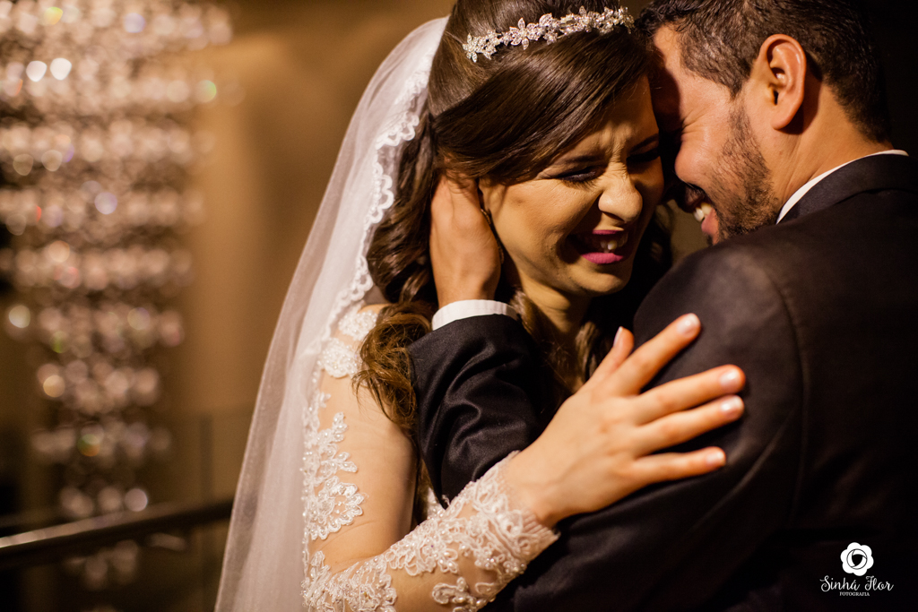Wedding Day, Rosana e Jimmy, retrato dos noivos sorrindo ao fundo o lustre no hotel Gales em Dourados - MS, Sinhá Flor Fotografia