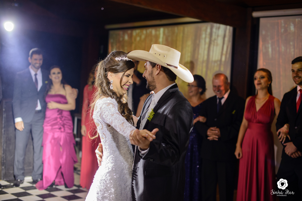 Wedding Day, Rosana e Jimmy, close dos noivos dançando em Dourados - MS, Sinhá Flor Fotografia