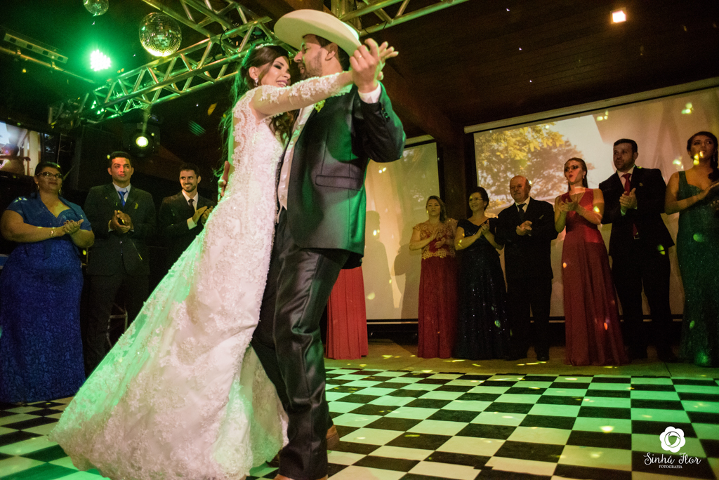 Wedding Day, Rosana e Jimmy, noivos dançando colado ao fundo com os padrinhos em Dourados - MS, Sinhá Flor Fotografia