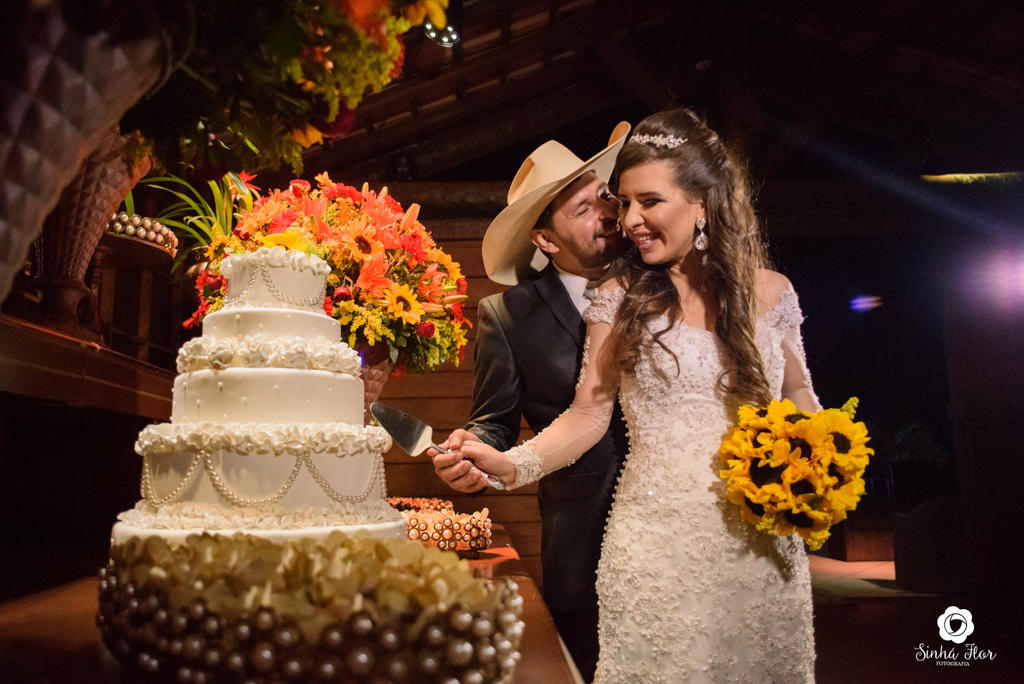 Wedding Day, Rosana e Jimmy, momento do bolo com os noivos em Dourados - MS, Sinhá Flor Fotografia
