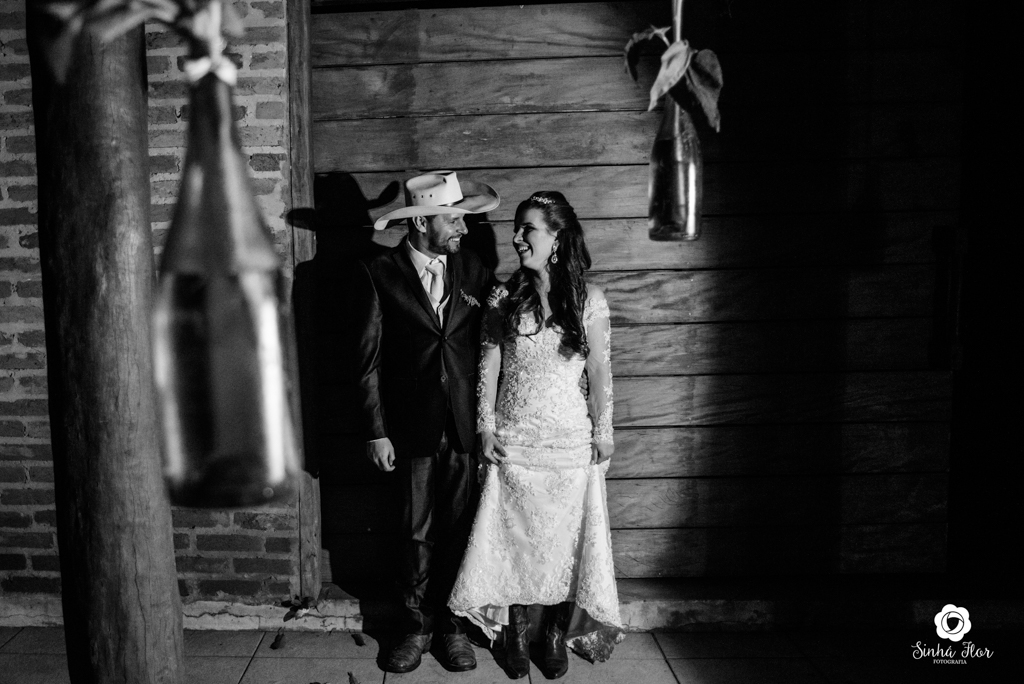 Wedding Day, Rosana e Jimmy, retrato dos noivos com bota country em Dourados - MS, Sinhá Flor Fotografia