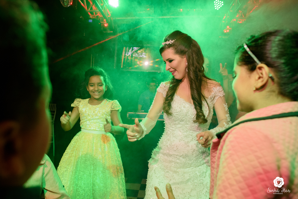 Wedding Day, Rosana e Jimmy, noiva dançando com meninas na pista em Dourados - MS, Sinhá Flor Fotografia