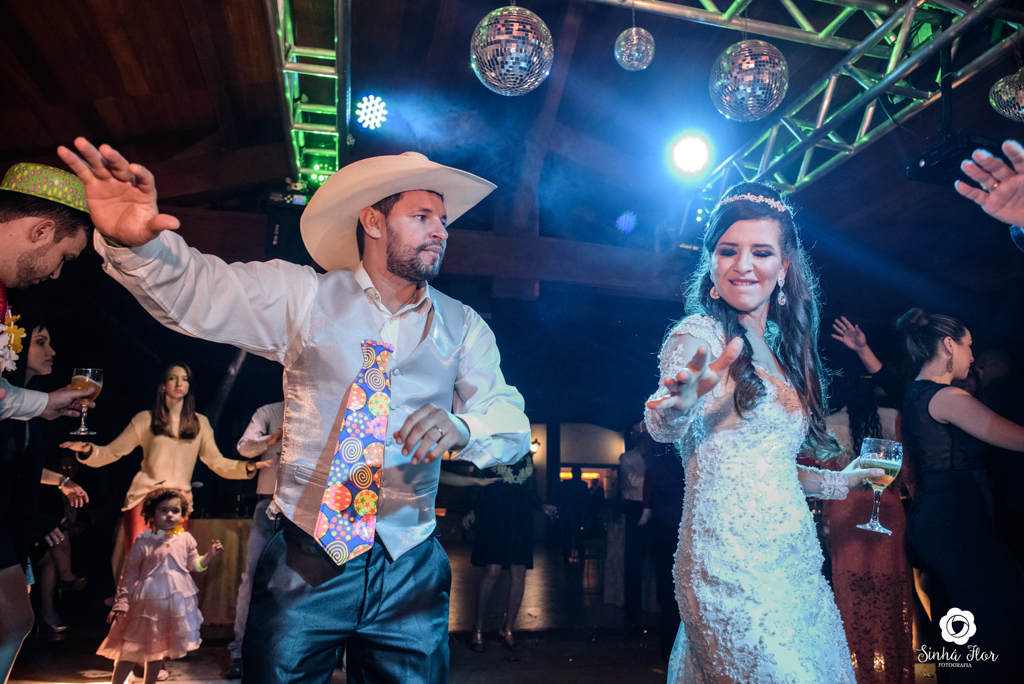 Wedding Day, Rosana e Jimmy, noivos na pista dançando em Dourados - MS, Sinhá Flor Fotografia