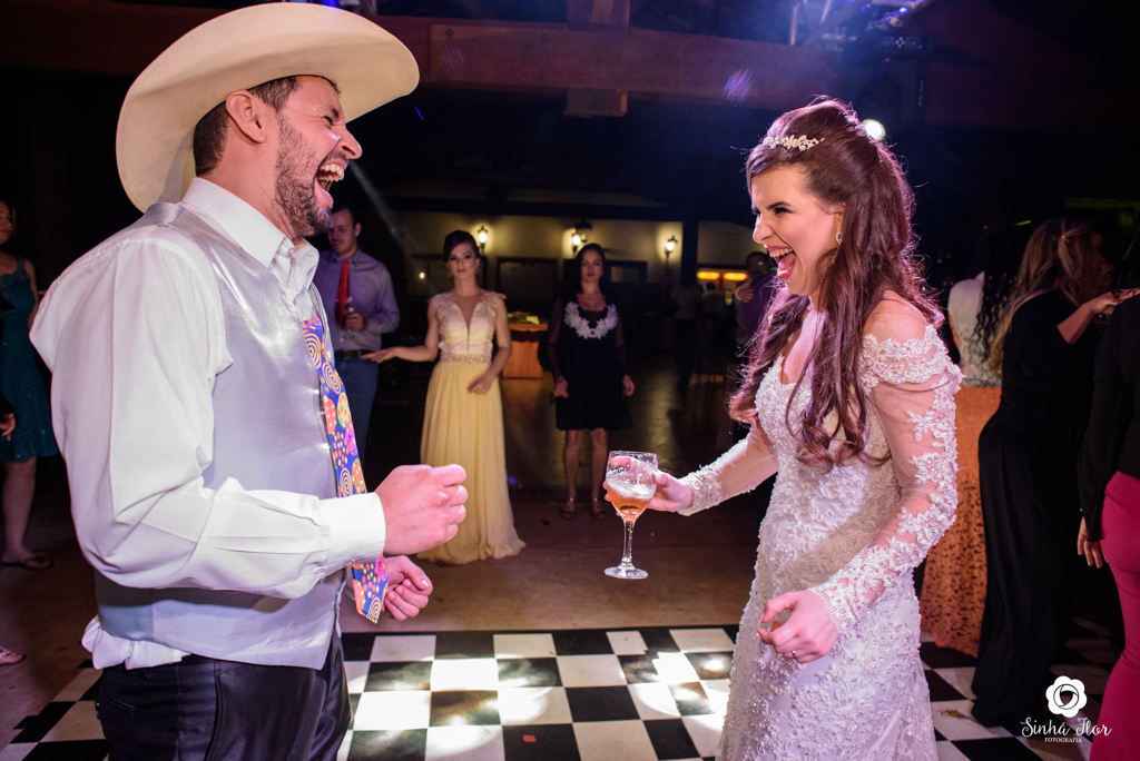 Wedding Day, Rosana e Jimmy, noivos sorrindo na pista de dança em Dourados - MS, Sinhá Flor Fotografia