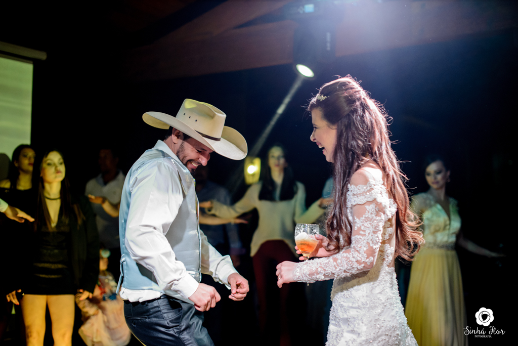 Wedding Day, Rosana e Jimmy, noivo curtindo com a noiva na pista de dança em Dourados - MS, Sinhá Flor Fotografia