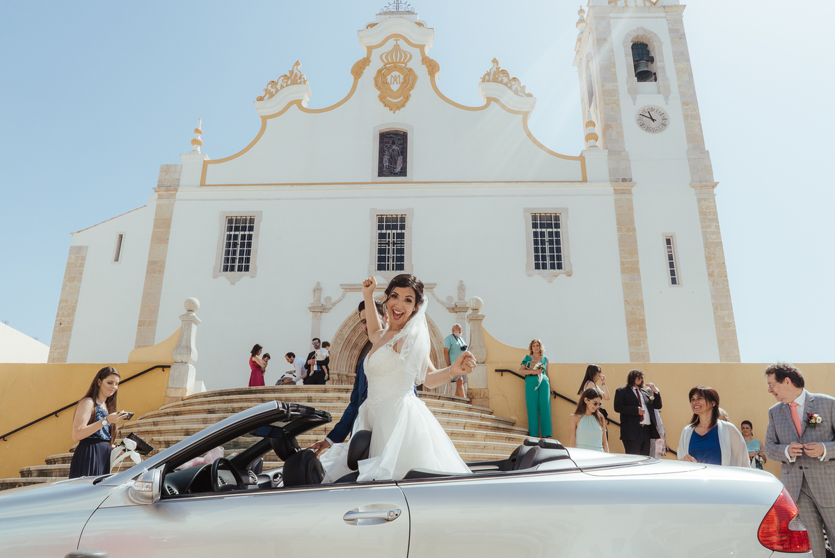 Felicidade de Marta na saída da Igreja 