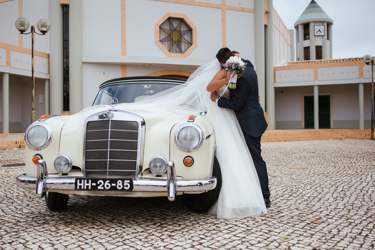 Sessão aos noivos na saída da igreja