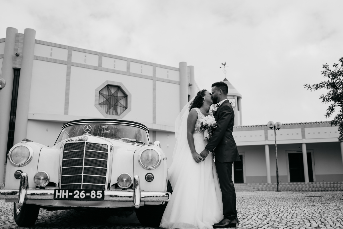 Sessão aos noivos na saída da igreja