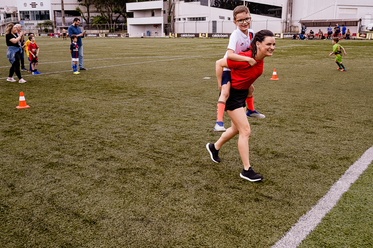 A Cla sempre carrega o Henrique assim