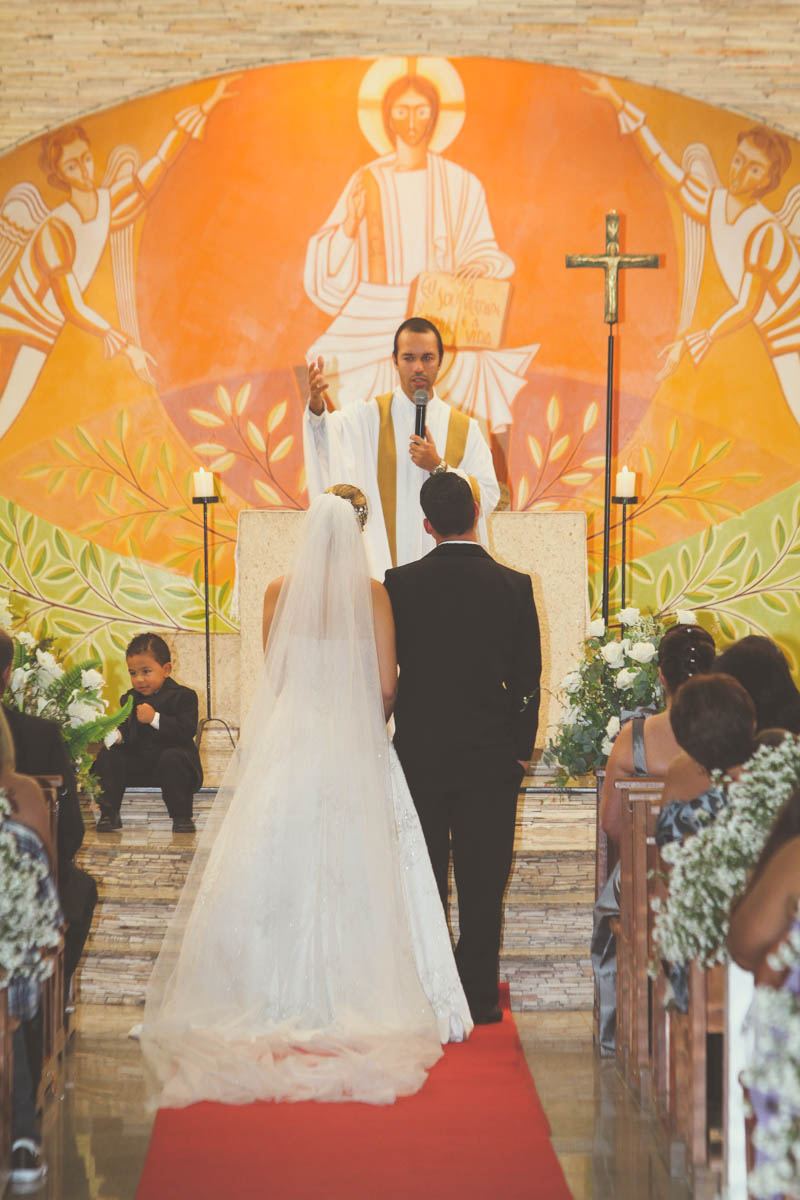 Noivos no altar durante a cerimônia religiosa