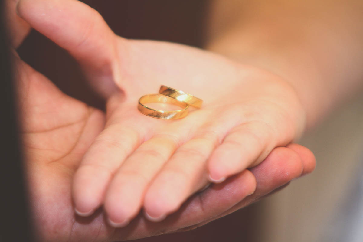 Alianças nas mãos da noiva durante o casamento