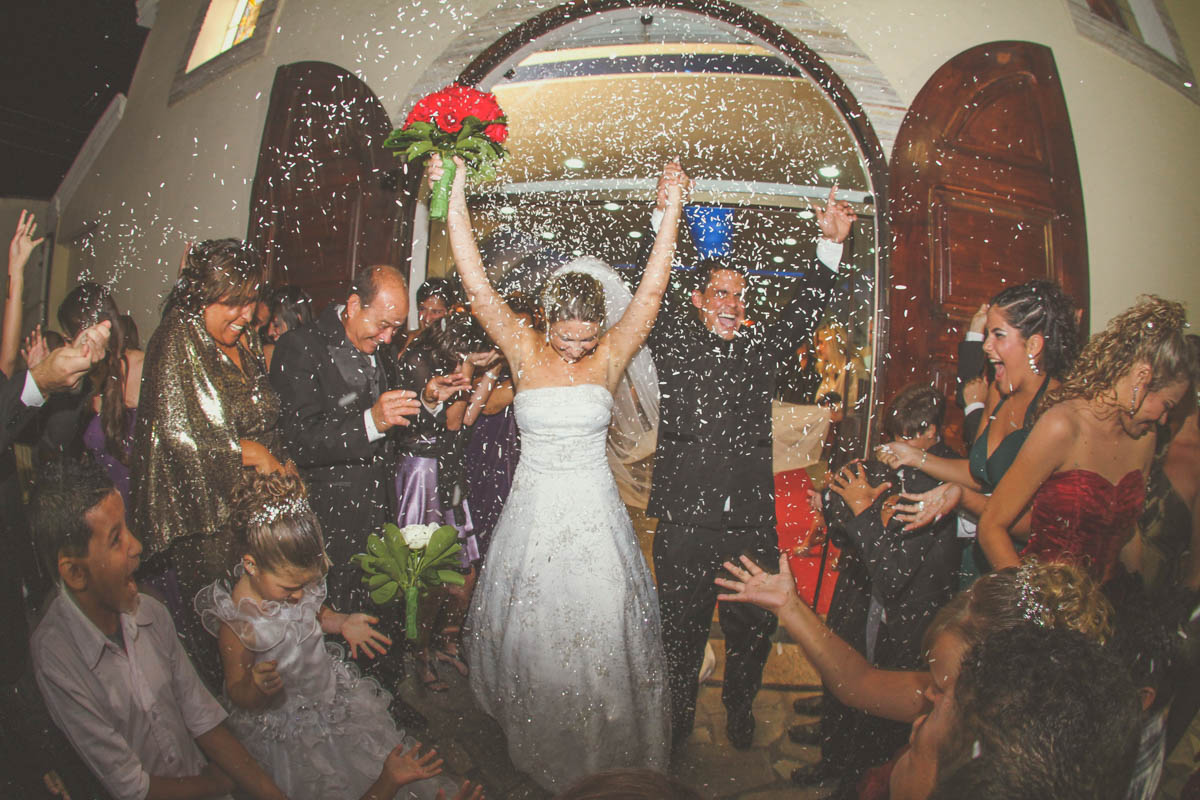 Saídas dos noivos sob chuva de arroz