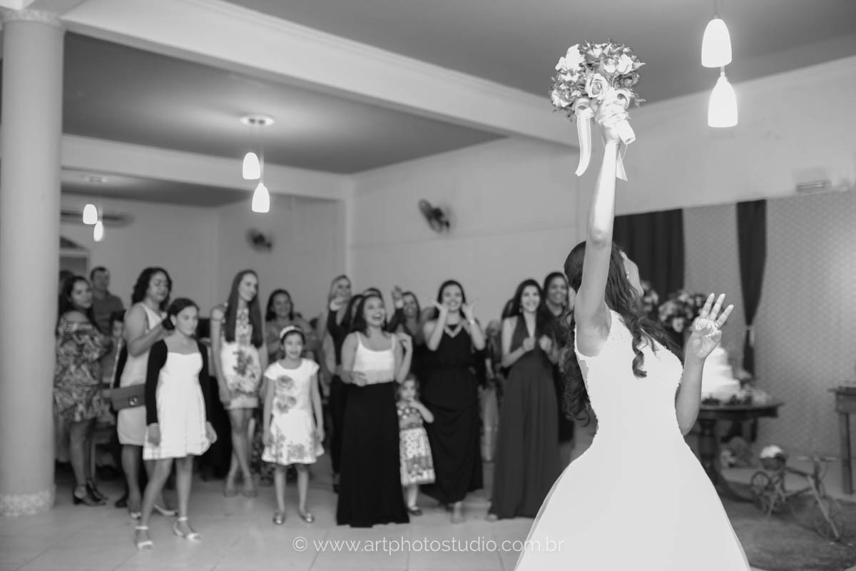 Noiva jogando o buquê em Barra de São João, Casimiro de Abreu / RJ