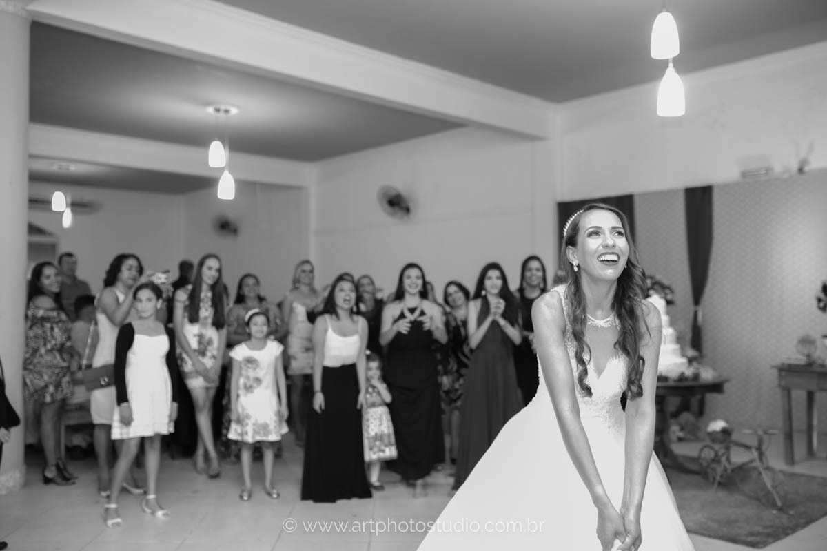 Noiva jogando o buquê em Barra de São João, Casimiro de Abreu / RJ