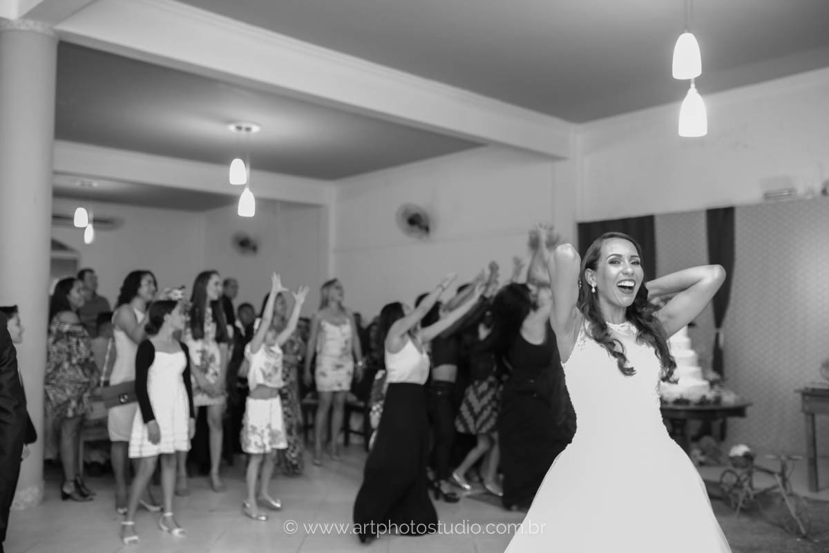 Noiva jogando o buquê em Barra de São João, Casimiro de Abreu / RJ