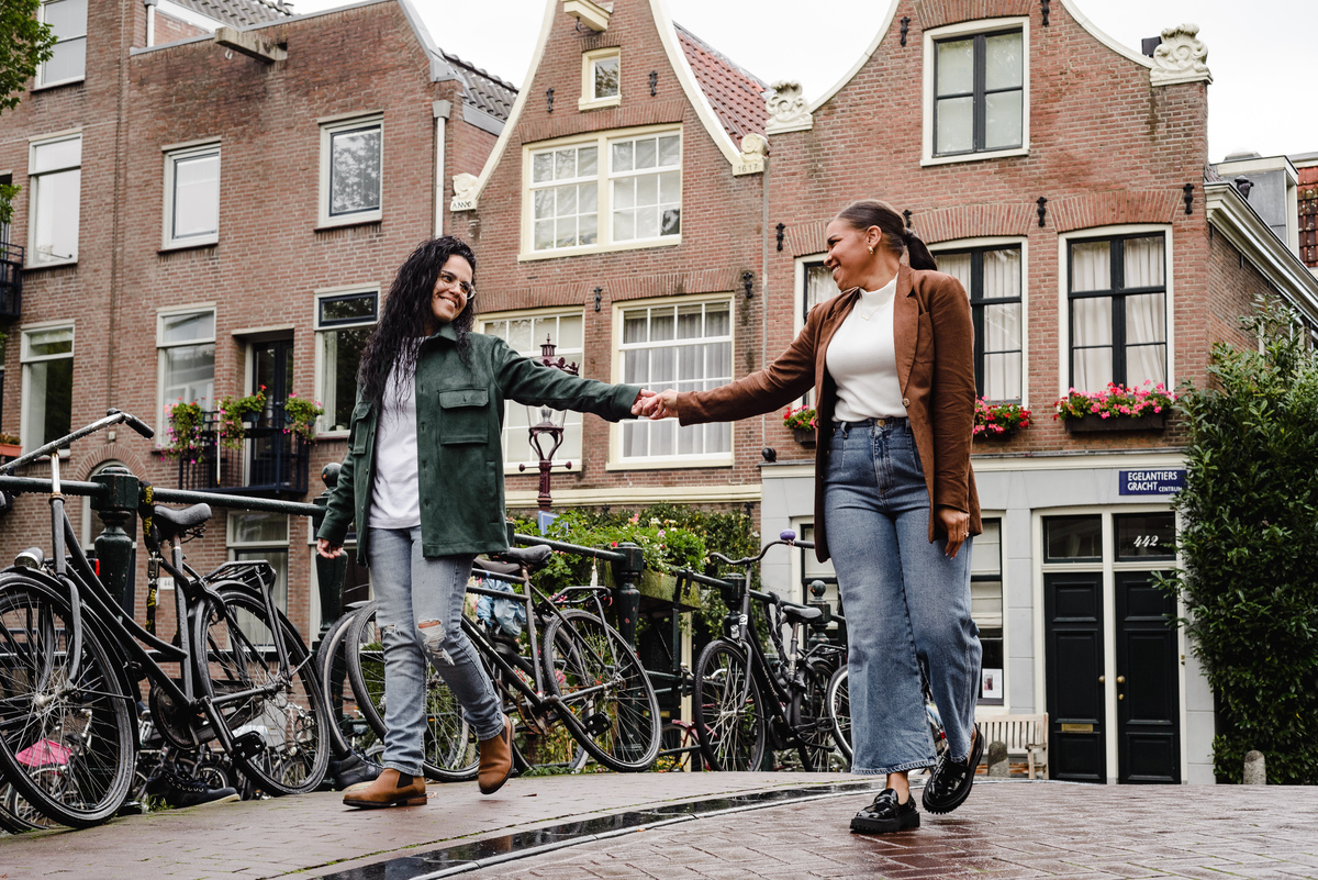  couple walking on a bridge in Amsterdam