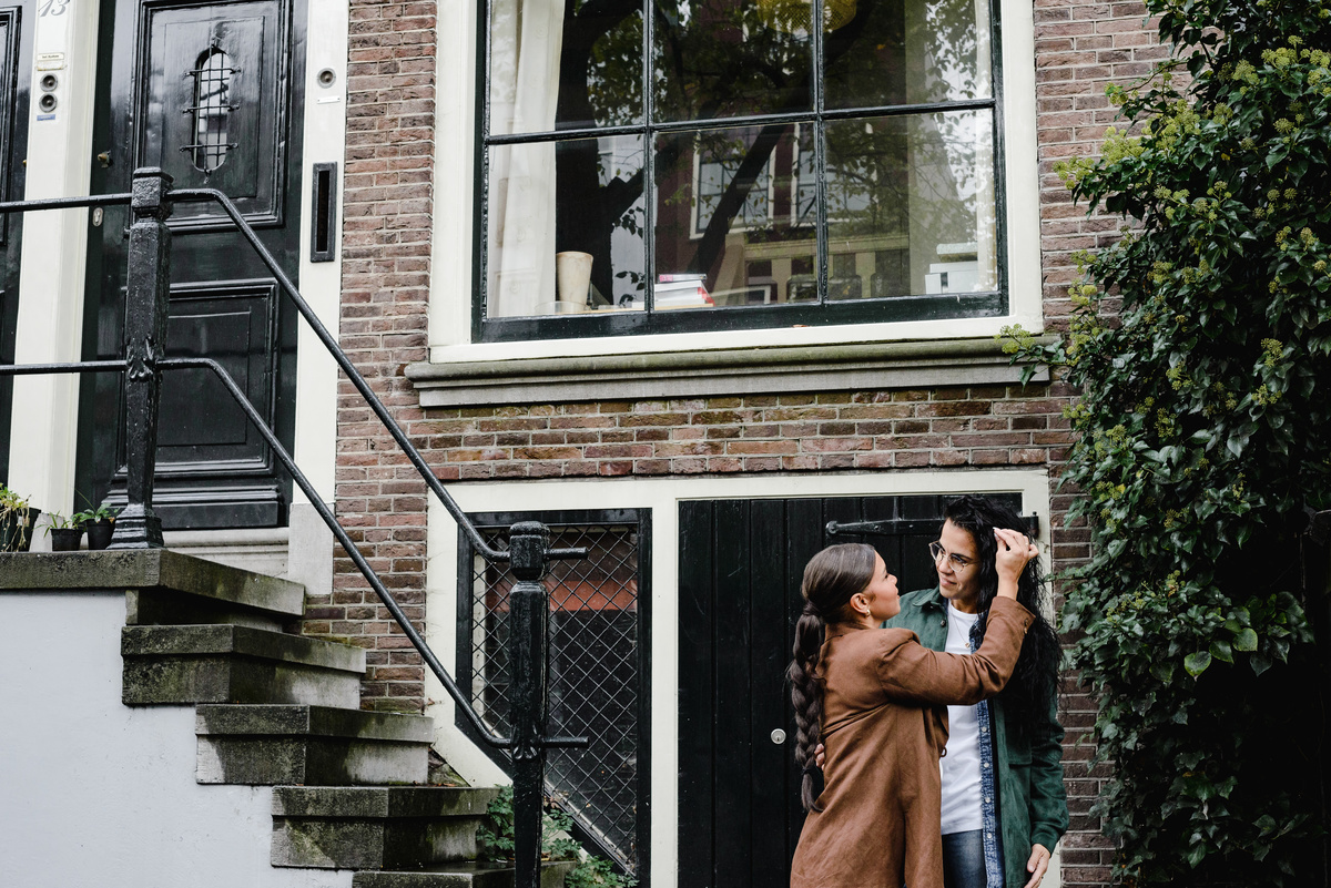 couple arranging the hair in front of an Amsterdam house