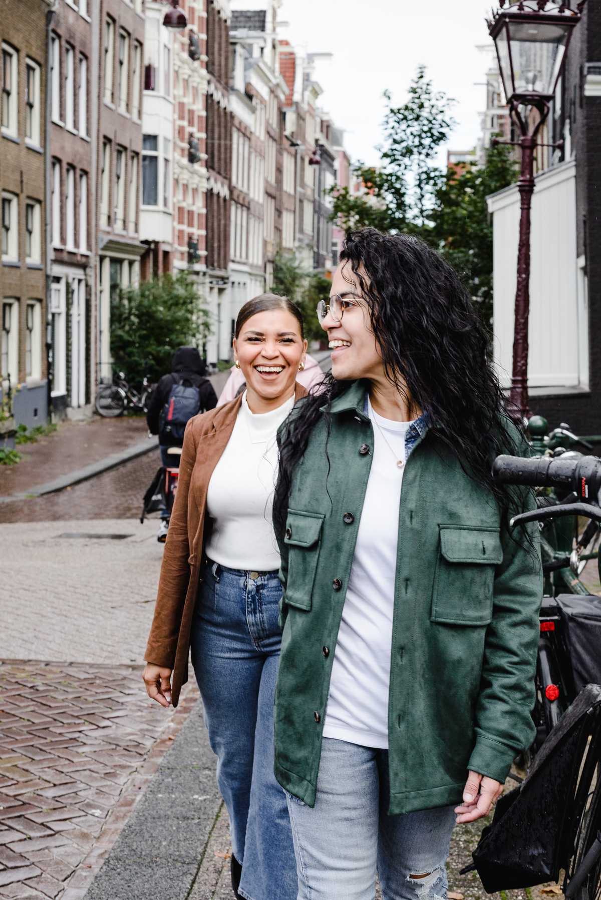  lesbian couple walking on a street in Amsterdam