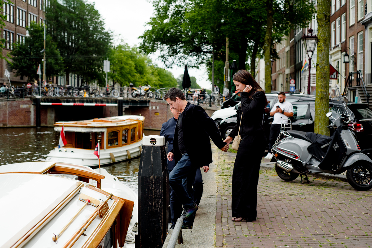 Couple going into a private boat in Amsterdam