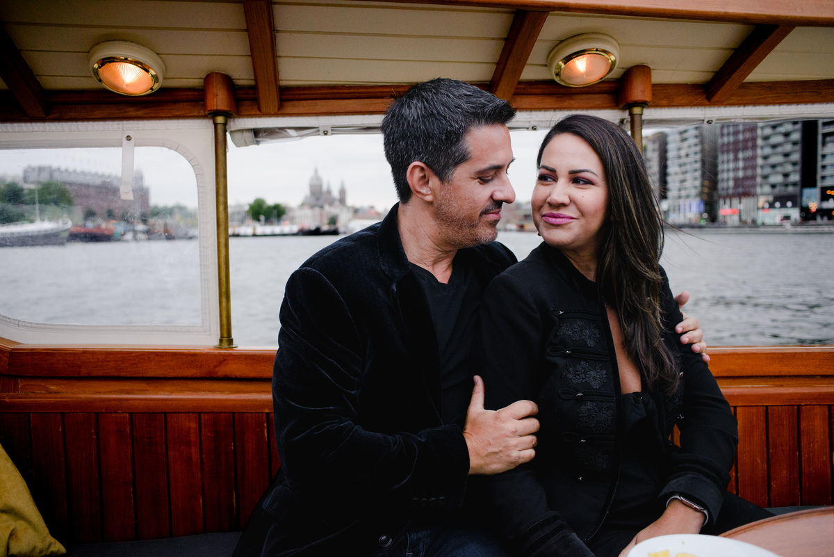 Romantic boat cruise in Amsterdam with private photographer