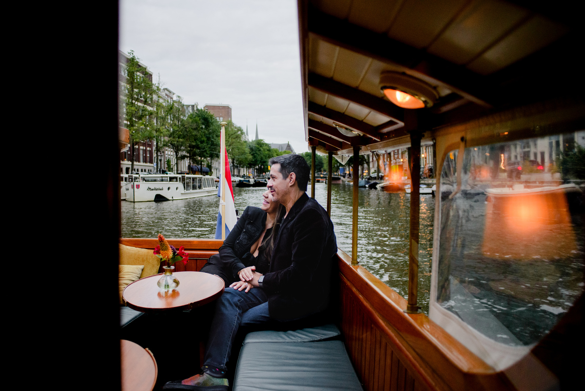 Romantic boat cruise in Amsterdam with private photographer