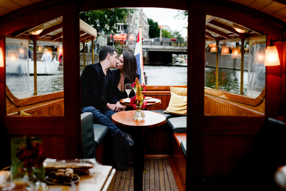 Romantic boat cruise in Amsterdam with private photographer