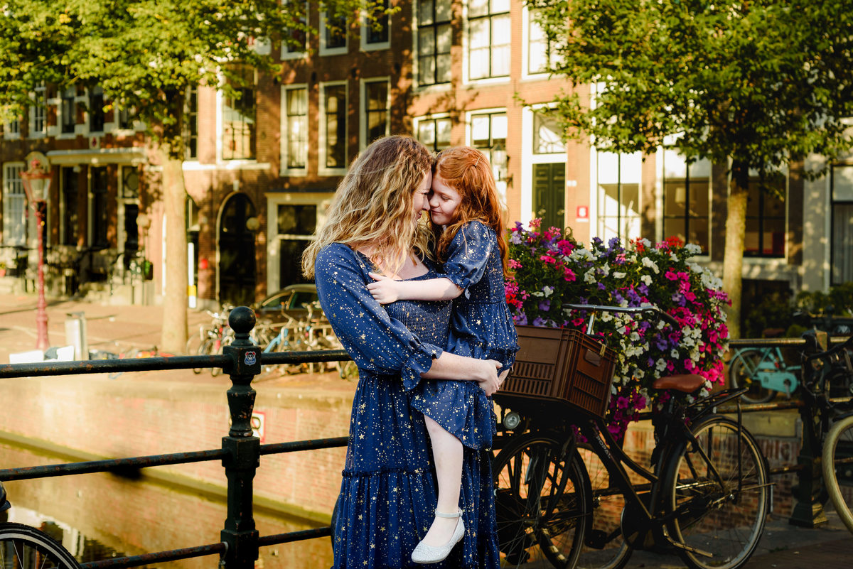 vacation photographer in Amsterdam for capturing your family photos along Amsterdam canals and bridges.