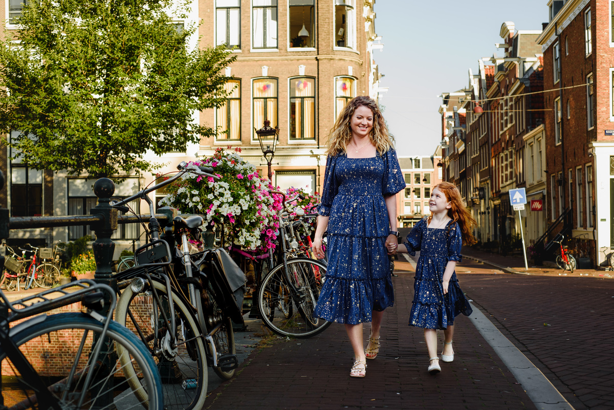 vacation photographer in Amsterdam for capturing your family photos along Amsterdam canals and bridges.