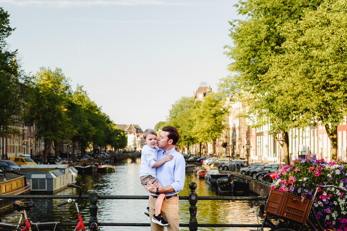 vacation photographer in Amsterdam for capturing your family photos along Amsterdam canals and bridges.