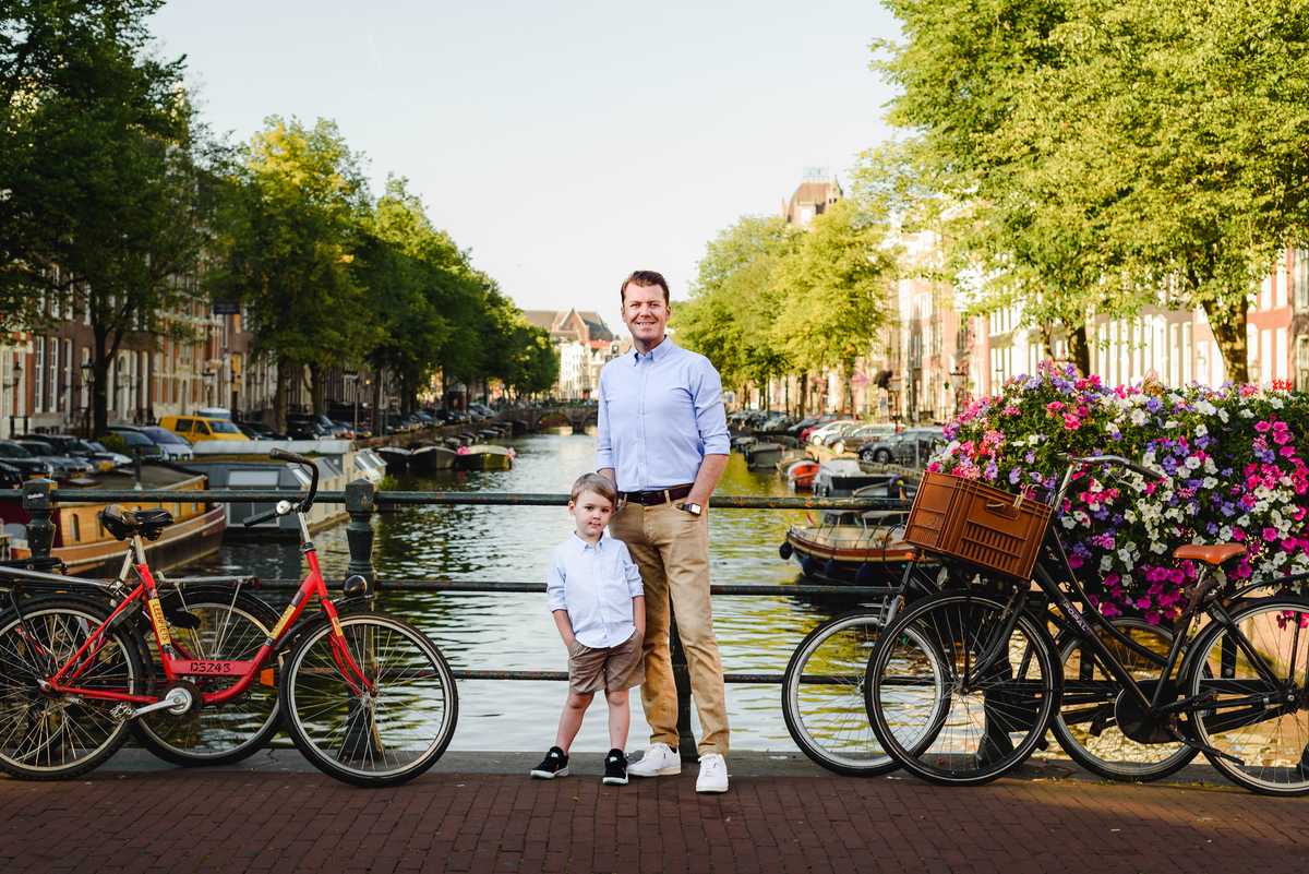 vacation photographer in Amsterdam for capturing your family photos along Amsterdam canals and bridges.