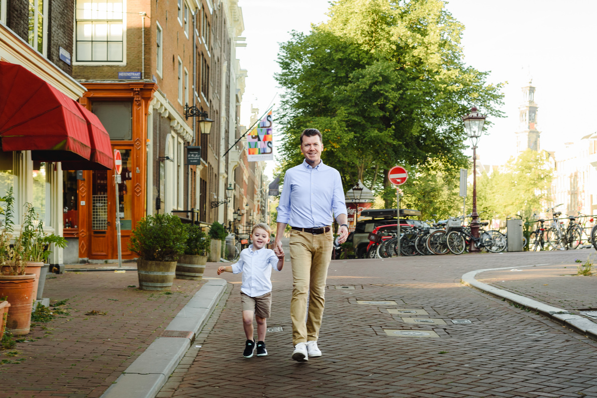 vacation photographer in Amsterdam for capturing your family photos along Amsterdam canals and bridges.