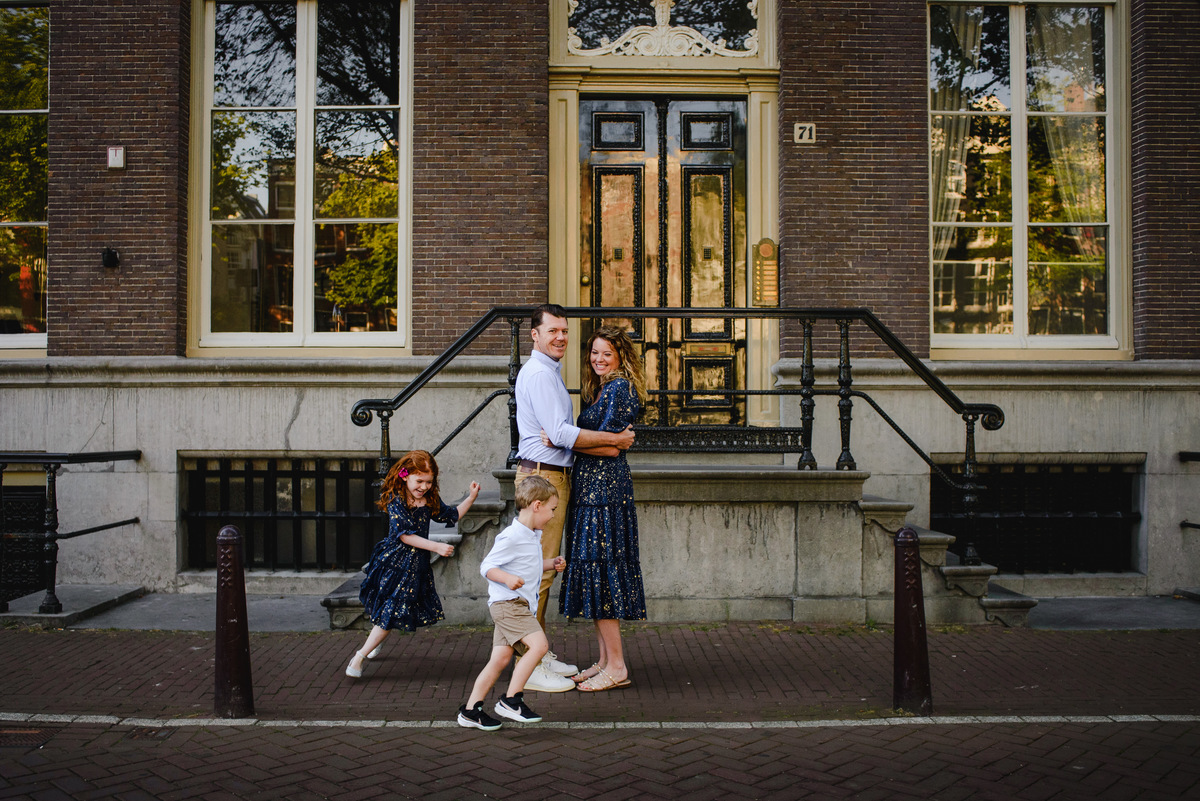 vacation photographer in Amsterdam for capturing your family photos along Amsterdam canals and bridges.