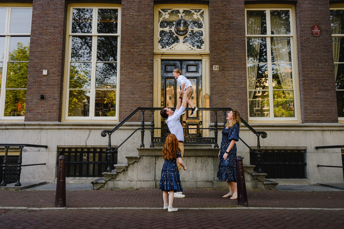 vacation photographer in Amsterdam for capturing your family photos along Amsterdam canals and bridges.