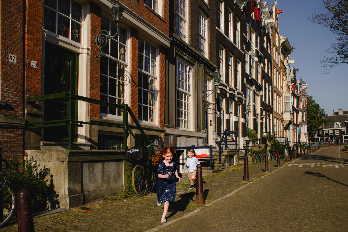 vacation photographer in Amsterdam for capturing your family photos along Amsterdam canals and bridges.