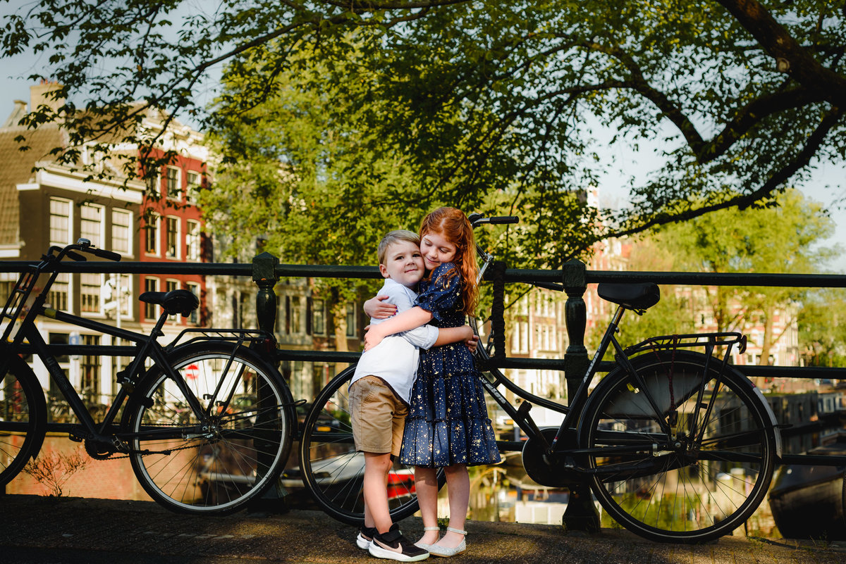 vacation photographer in Amsterdam for capturing your family photos along Amsterdam canals and bridges.